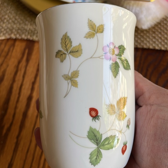 Wedgwood Wild Strawberry Mug with Gold Rim - Picture 2 of 7